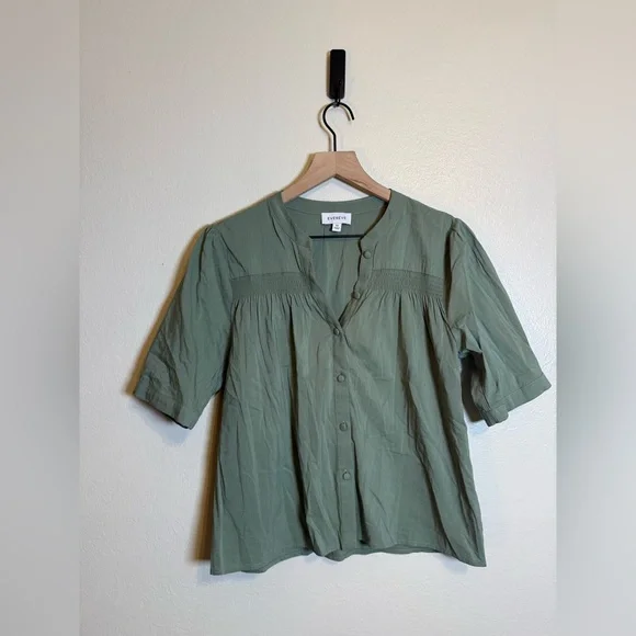 Evereve‎ Kaia Smocked Top - Picture 2 of 7